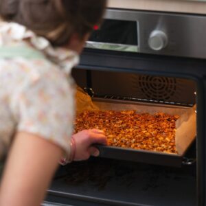 Marie mettant un granola maison au four